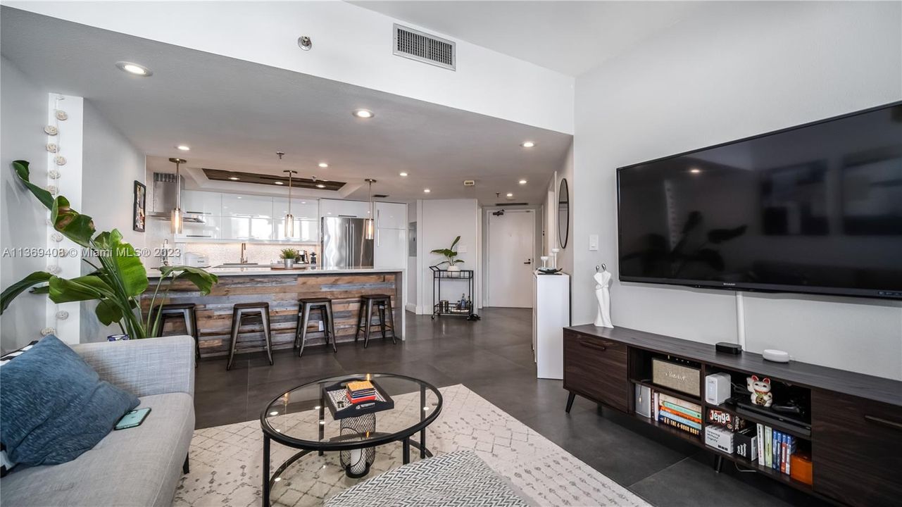 Recently Sold: $459,900 (1 beds, 1 baths, 724 Square Feet)