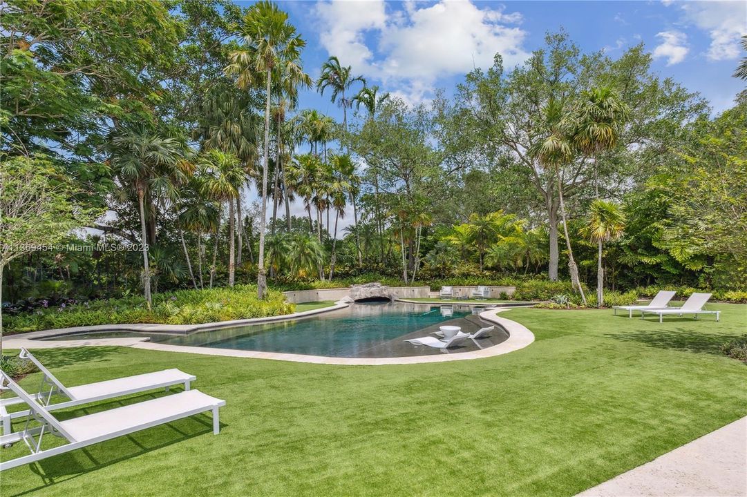 Recently Sold: $6,595,000 (7 beds, 6 baths, 5825 Square Feet)