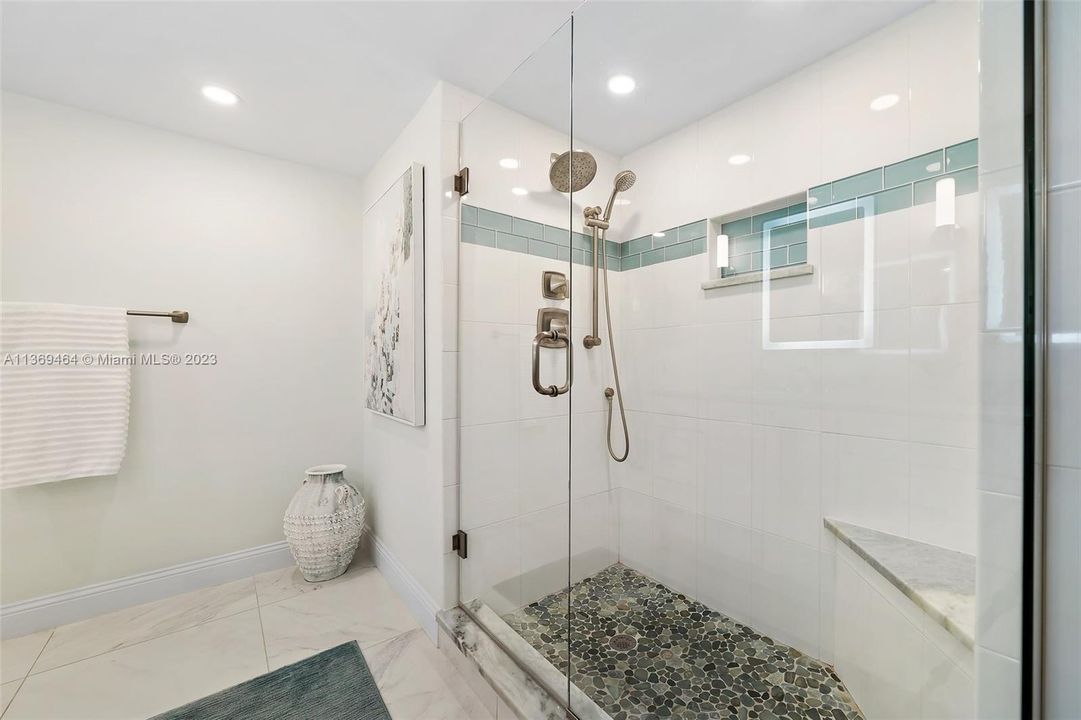 Recently Sold: $650,000 (2 beds, 2 baths, 1233 Square Feet)