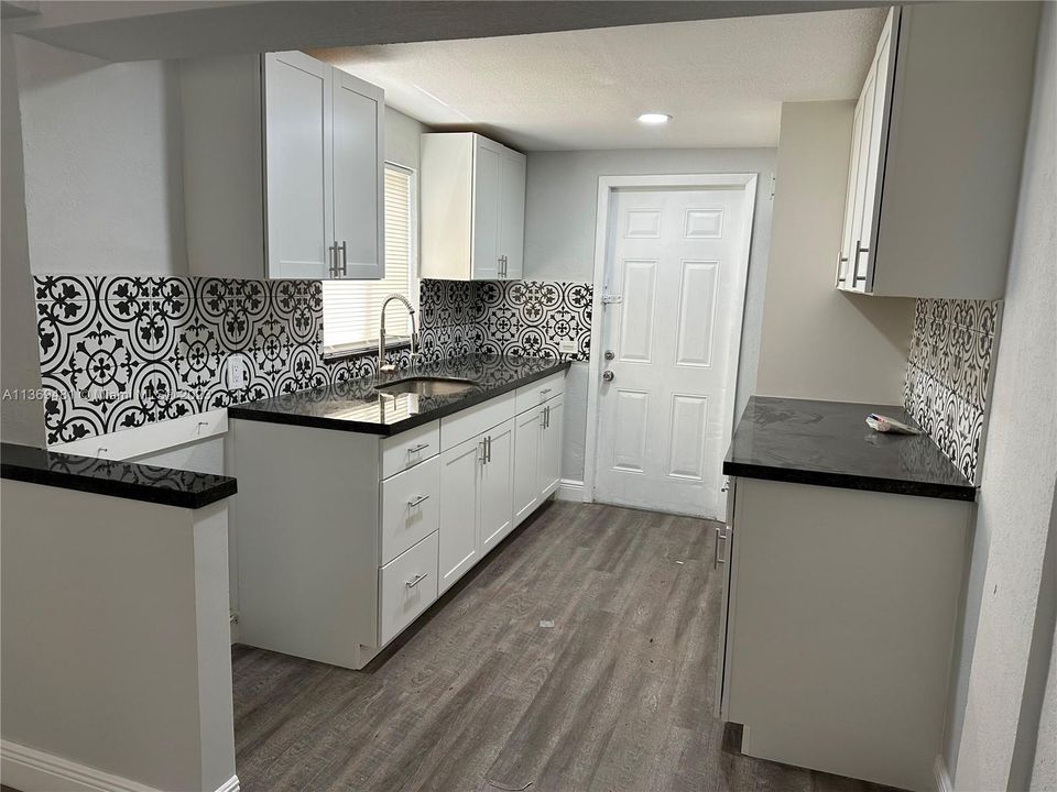 Recently Sold: $400,000 (3 beds, 1 baths, 1046 Square Feet)