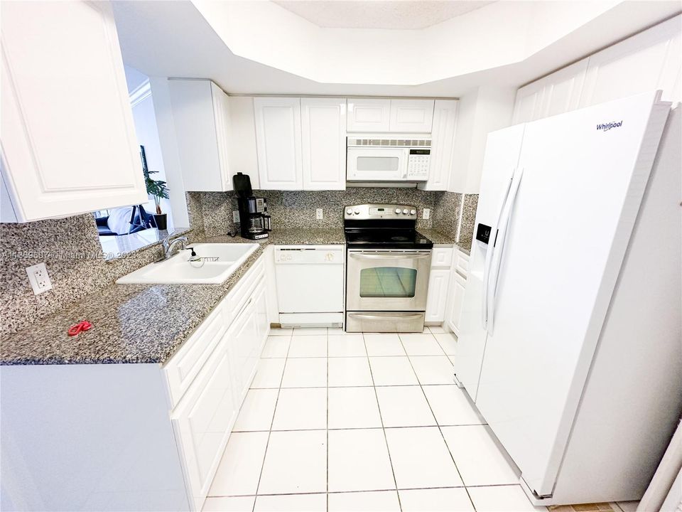 For Sale: $800,000 (2 beds, 2 baths, 1220 Square Feet)
