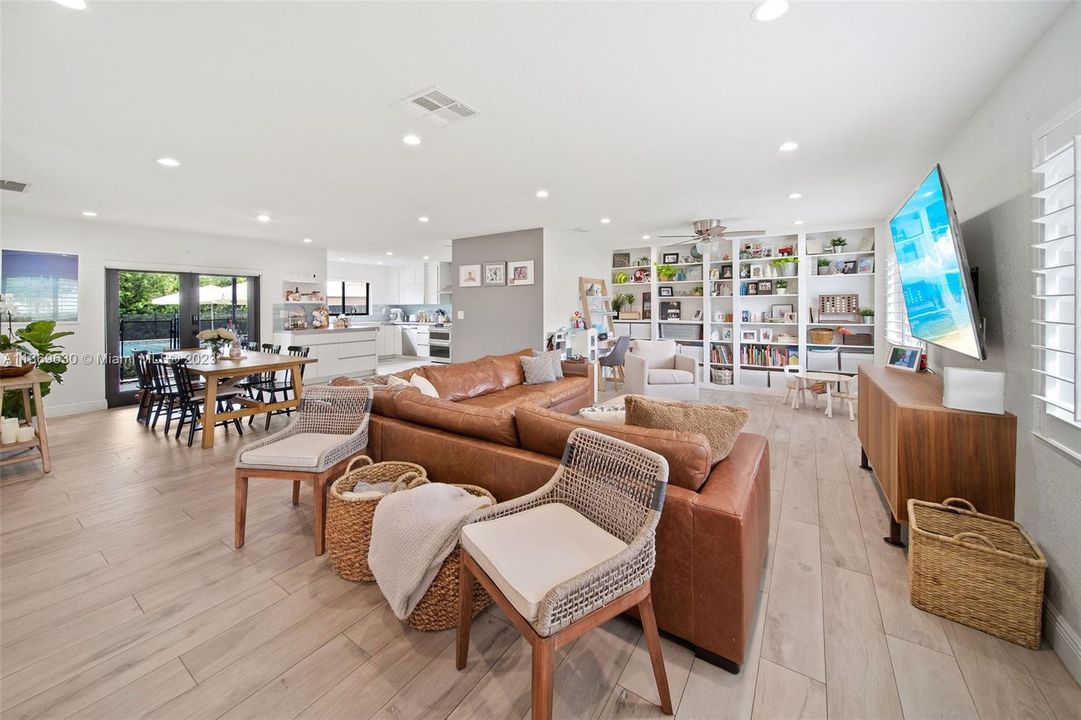 Recently Sold: $850,000 (3 beds, 2 baths, 1710 Square Feet)