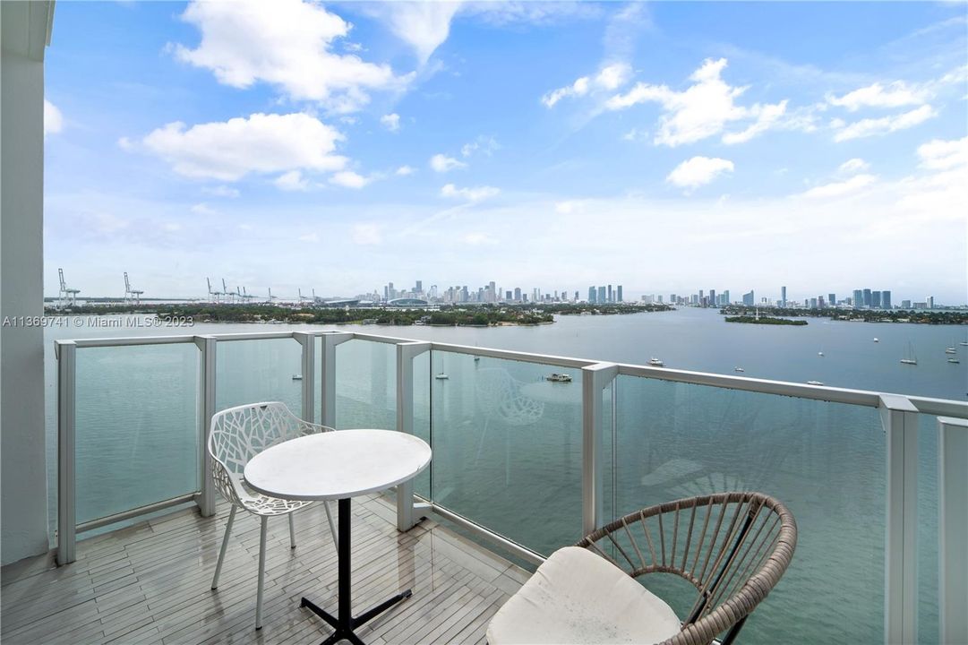 For Sale: $905,000 (2 beds, 2 baths, 1088 Square Feet)