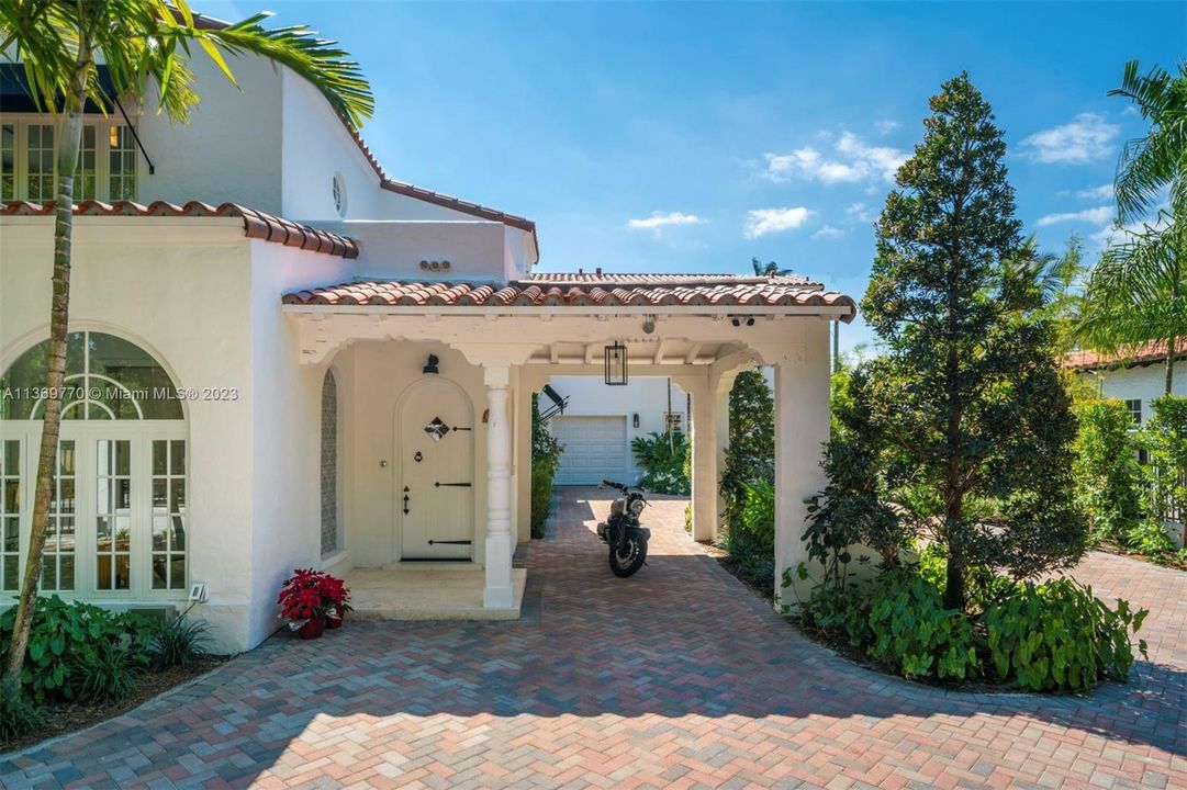 Recently Sold: $6,800,000 (5 beds, 8 baths, 4693 Square Feet)