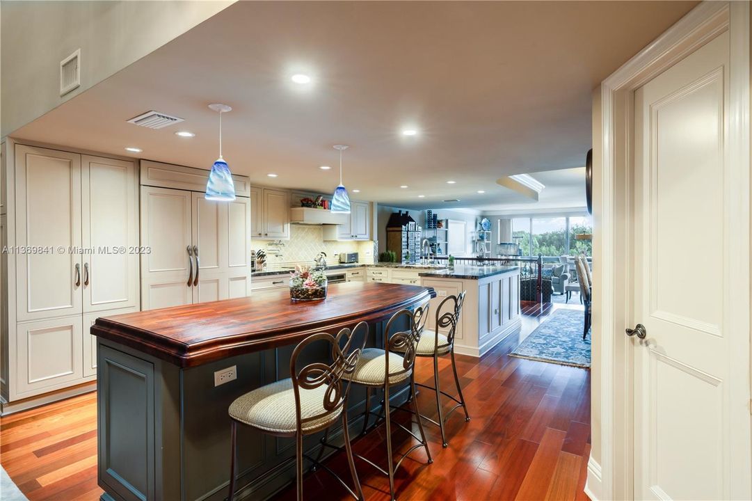 Vendido Recientemente: $1,845,000 (4 camas, 4 baños, 4591 Pies cuadrados)