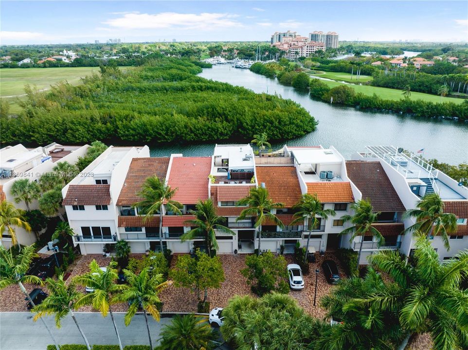 Vendido Recientemente: $1,845,000 (4 camas, 4 baños, 4591 Pies cuadrados)