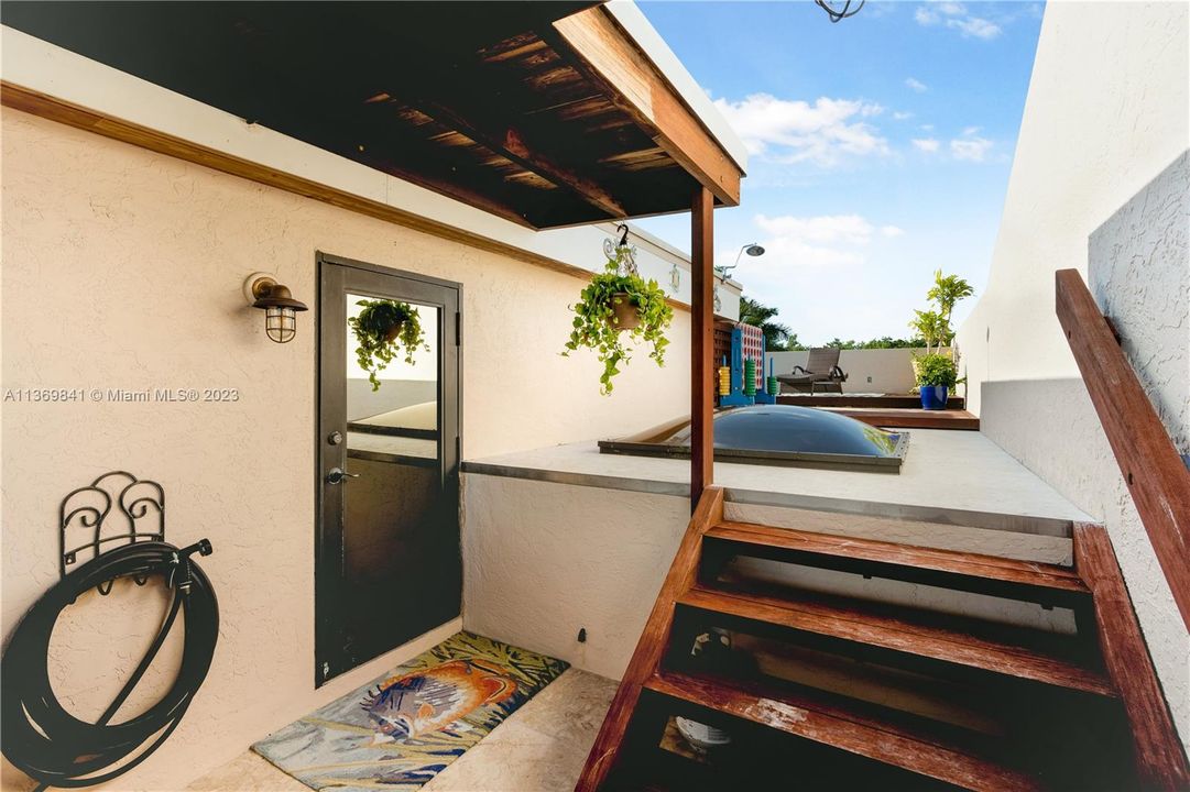 Vendido Recientemente: $1,845,000 (4 camas, 4 baños, 4591 Pies cuadrados)