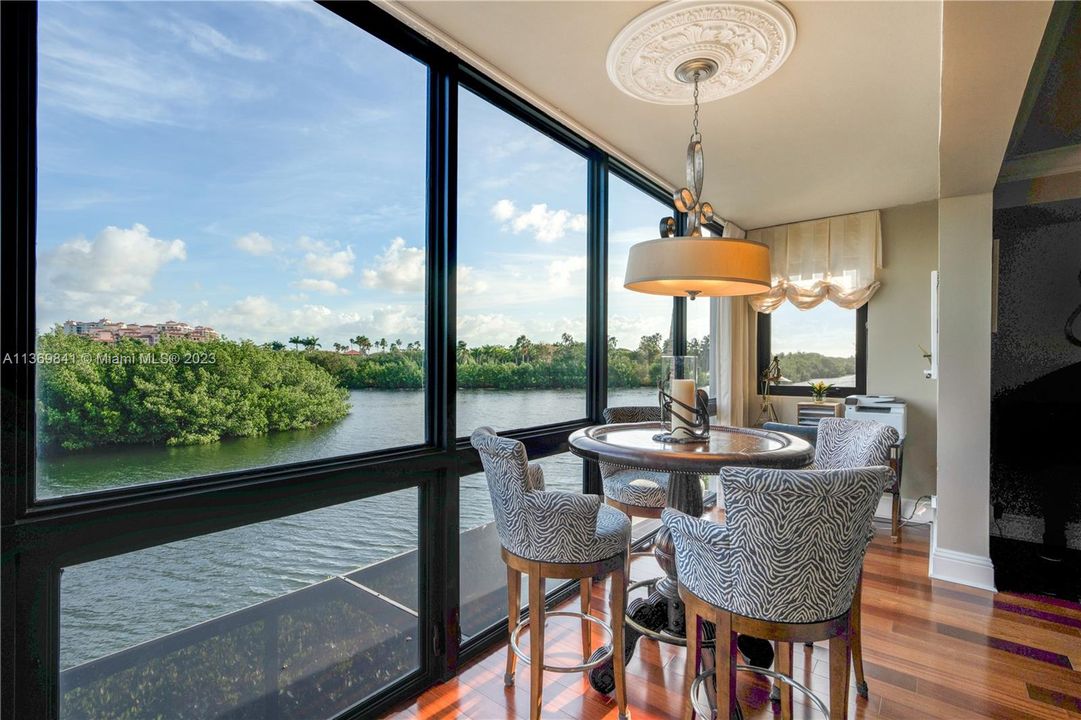 Vendido Recientemente: $1,845,000 (4 camas, 4 baños, 4591 Pies cuadrados)