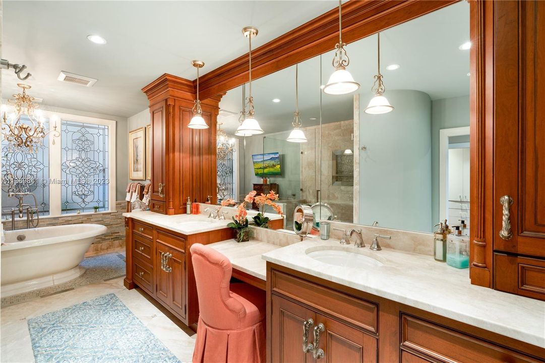 Vendido Recientemente: $1,845,000 (4 camas, 4 baños, 4591 Pies cuadrados)