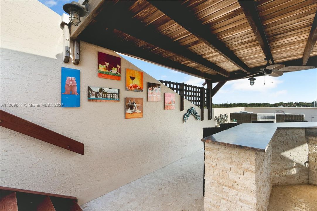 Vendido Recientemente: $1,845,000 (4 camas, 4 baños, 4591 Pies cuadrados)