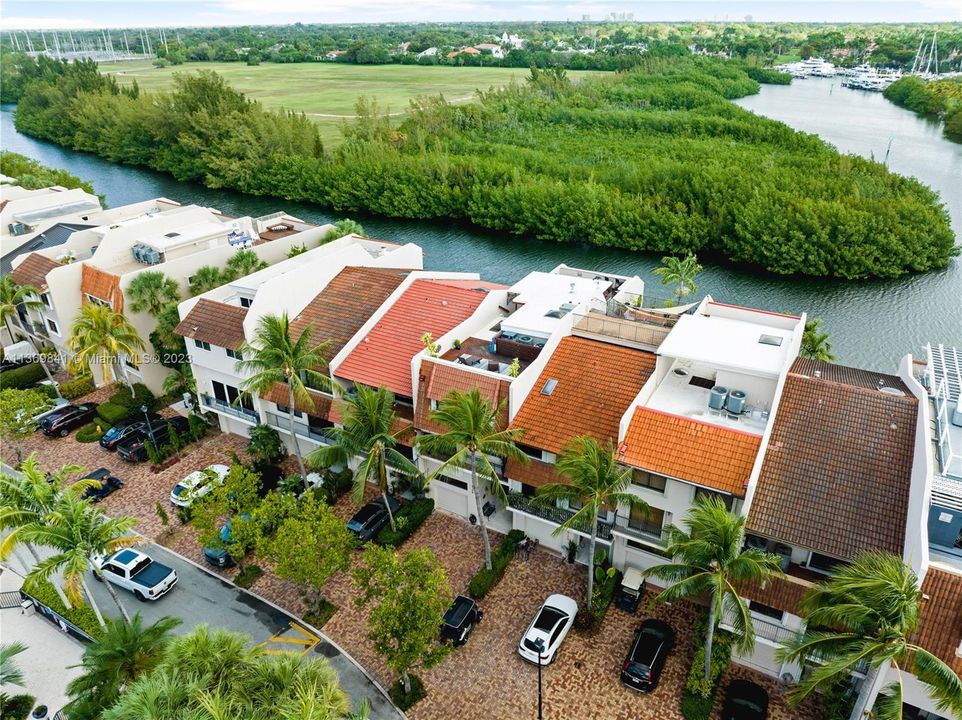 Vendido Recientemente: $1,845,000 (4 camas, 4 baños, 4591 Pies cuadrados)