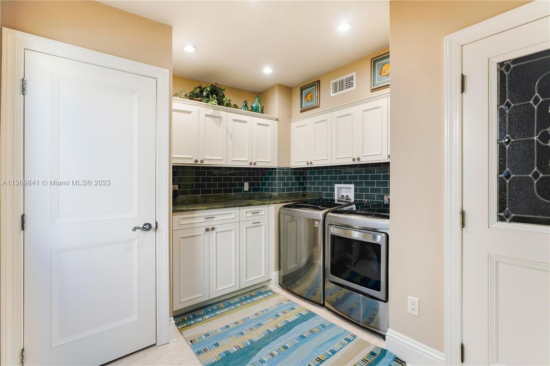 Vendido Recientemente: $1,845,000 (4 camas, 4 baños, 4591 Pies cuadrados)