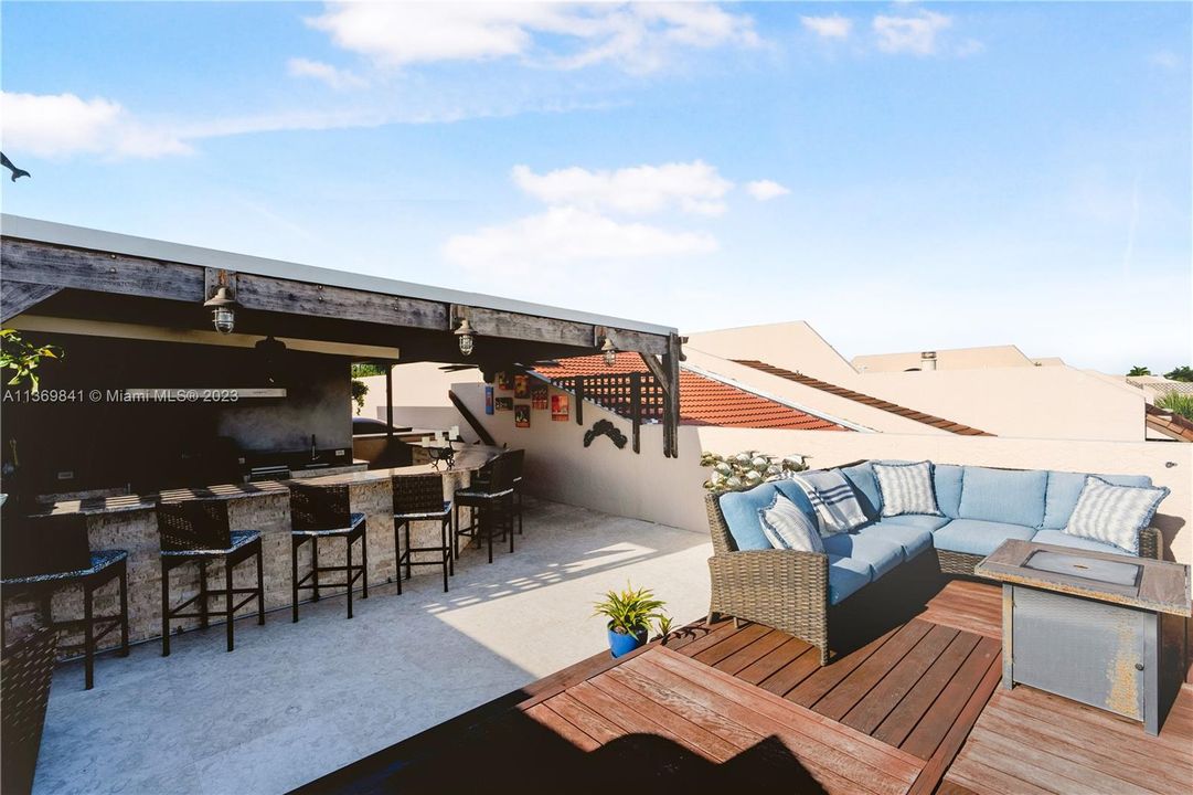 Vendido Recientemente: $1,845,000 (4 camas, 4 baños, 4591 Pies cuadrados)