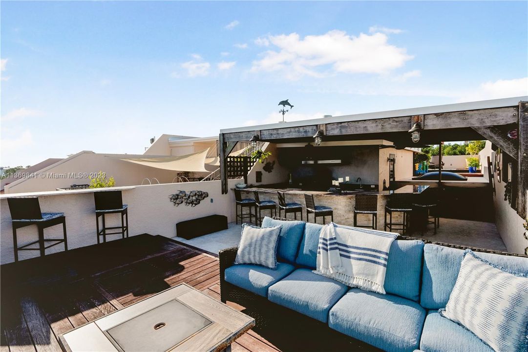 Vendido Recientemente: $1,845,000 (4 camas, 4 baños, 4591 Pies cuadrados)