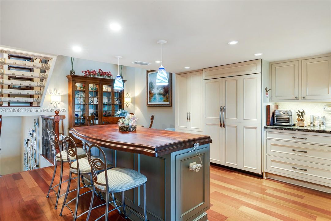 Vendido Recientemente: $1,845,000 (4 camas, 4 baños, 4591 Pies cuadrados)