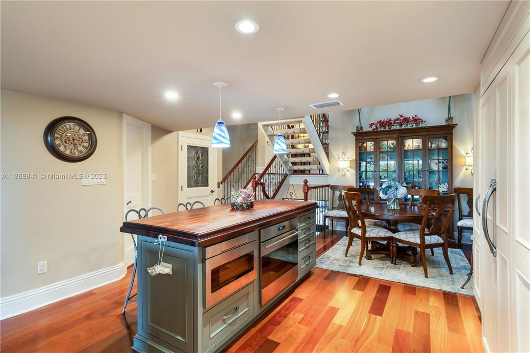 Vendido Recientemente: $1,845,000 (4 camas, 4 baños, 4591 Pies cuadrados)