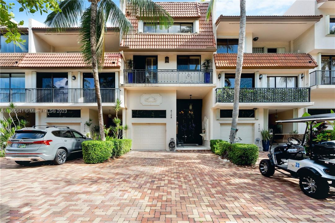 Vendido Recientemente: $1,845,000 (4 camas, 4 baños, 4591 Pies cuadrados)