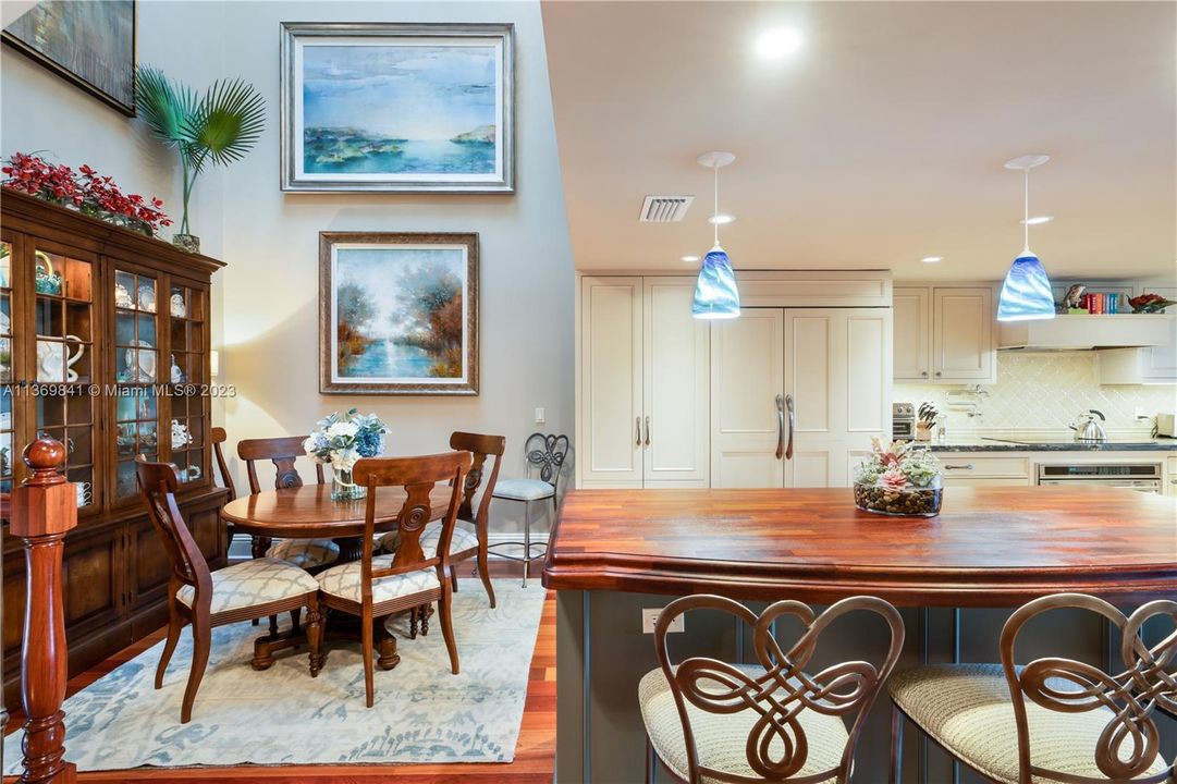 Vendido Recientemente: $1,845,000 (4 camas, 4 baños, 4591 Pies cuadrados)