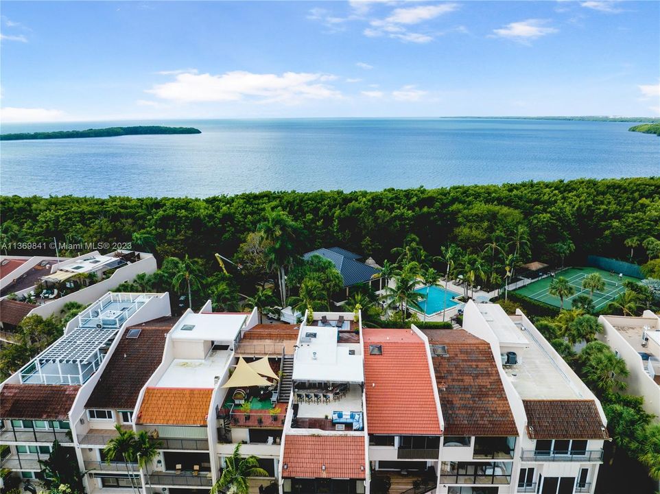 Vendido Recientemente: $1,845,000 (4 camas, 4 baños, 4591 Pies cuadrados)