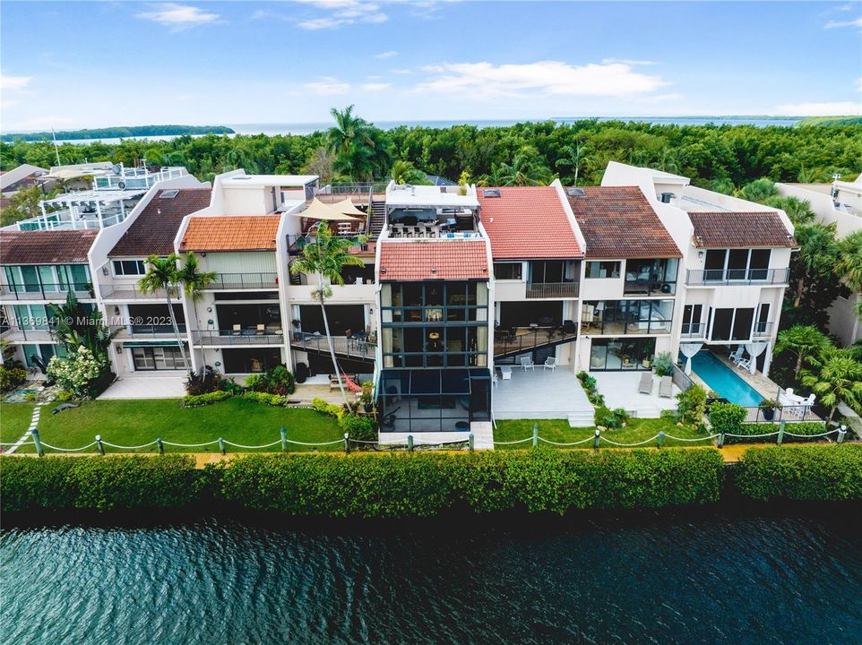 Vendido Recientemente: $1,845,000 (4 camas, 4 baños, 4591 Pies cuadrados)