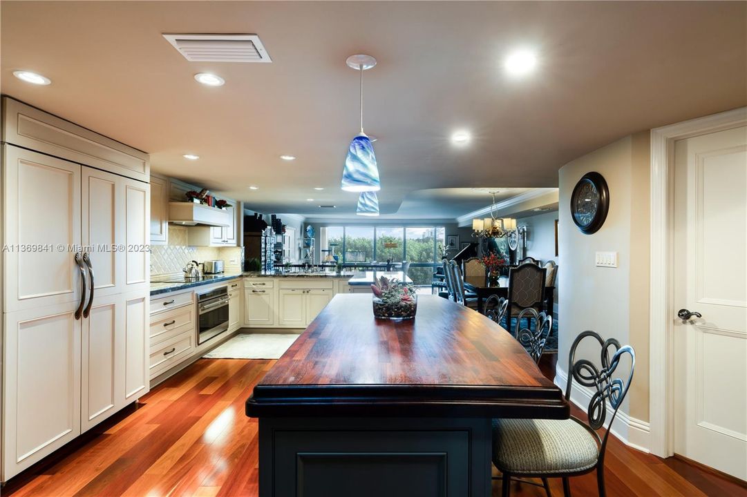 Vendido Recientemente: $1,845,000 (4 camas, 4 baños, 4591 Pies cuadrados)