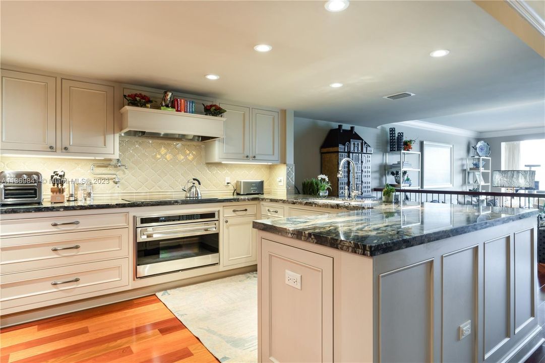 Vendido Recientemente: $1,845,000 (4 camas, 4 baños, 4591 Pies cuadrados)