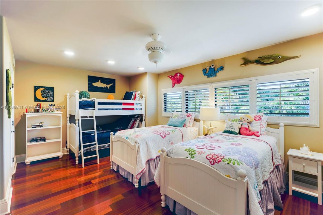 Vendido Recientemente: $1,845,000 (4 camas, 4 baños, 4591 Pies cuadrados)