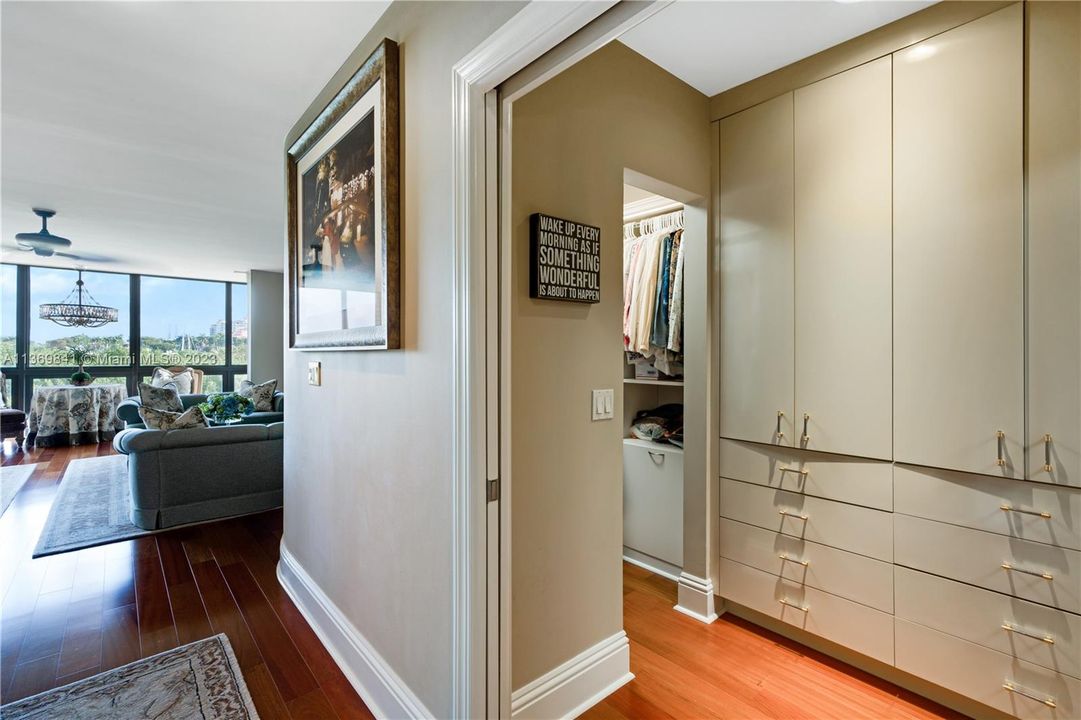 Vendido Recientemente: $1,845,000 (4 camas, 4 baños, 4591 Pies cuadrados)