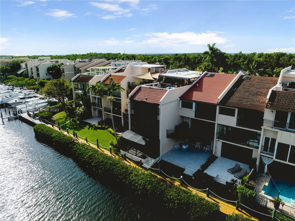 Vendido Recientemente: $1,845,000 (4 camas, 4 baños, 4591 Pies cuadrados)