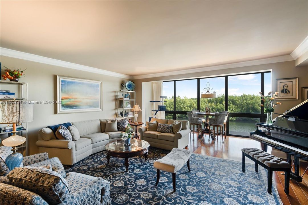 Vendido Recientemente: $1,845,000 (4 camas, 4 baños, 4591 Pies cuadrados)