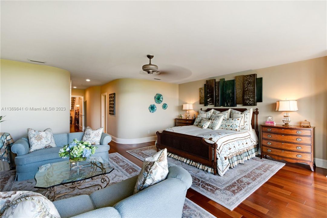 Vendido Recientemente: $1,845,000 (4 camas, 4 baños, 4591 Pies cuadrados)