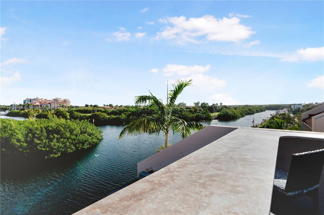 Vendido Recientemente: $1,845,000 (4 camas, 4 baños, 4591 Pies cuadrados)