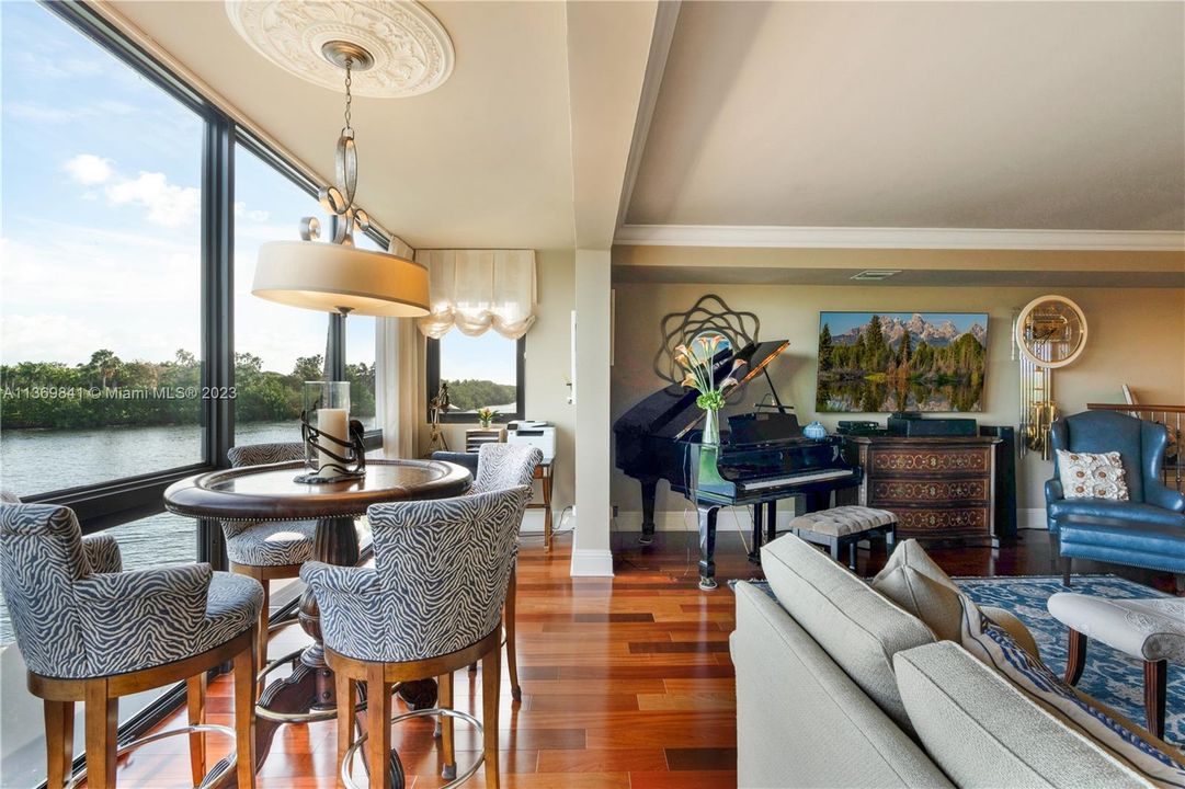 Vendido Recientemente: $1,845,000 (4 camas, 4 baños, 4591 Pies cuadrados)