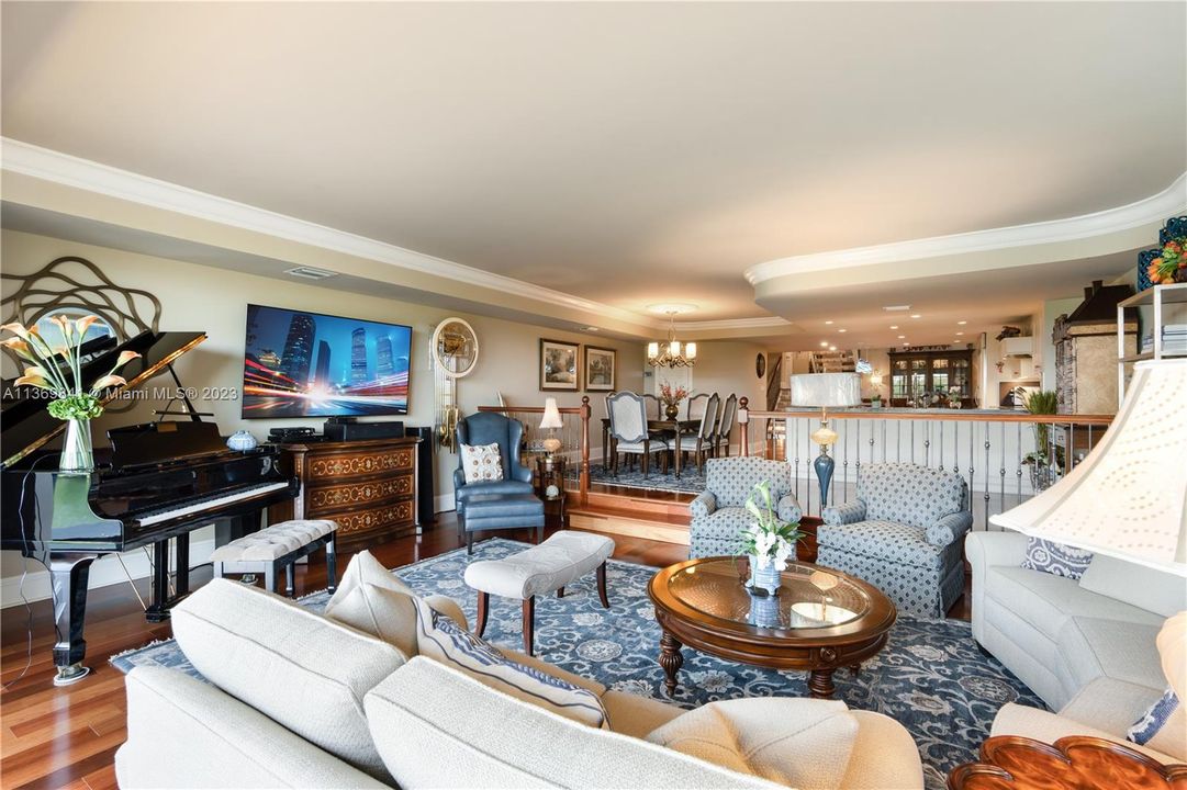 Vendido Recientemente: $1,845,000 (4 camas, 4 baños, 4591 Pies cuadrados)