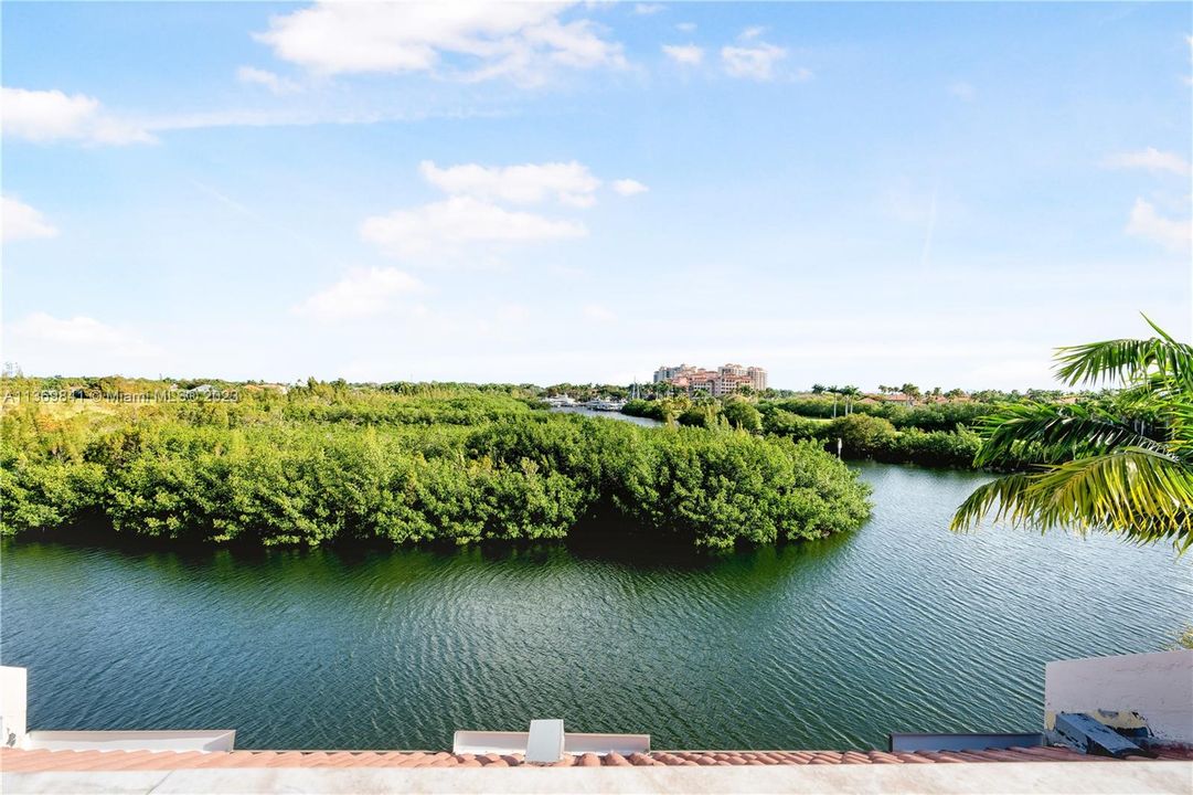 Vendido Recientemente: $1,845,000 (4 camas, 4 baños, 4591 Pies cuadrados)