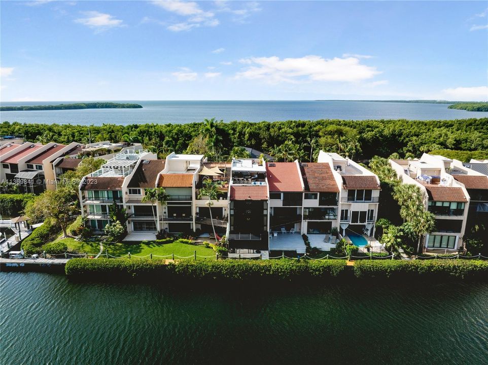 Vendido Recientemente: $1,845,000 (4 camas, 4 baños, 4591 Pies cuadrados)