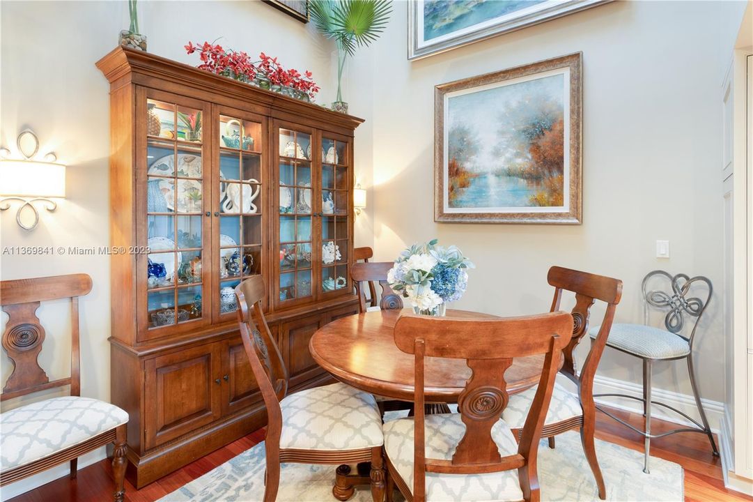 Vendido Recientemente: $1,845,000 (4 camas, 4 baños, 4591 Pies cuadrados)