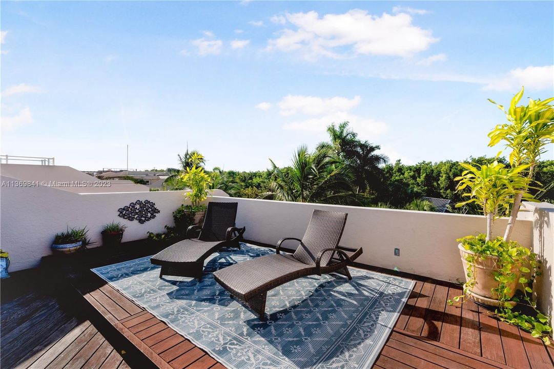 Vendido Recientemente: $1,845,000 (4 camas, 4 baños, 4591 Pies cuadrados)