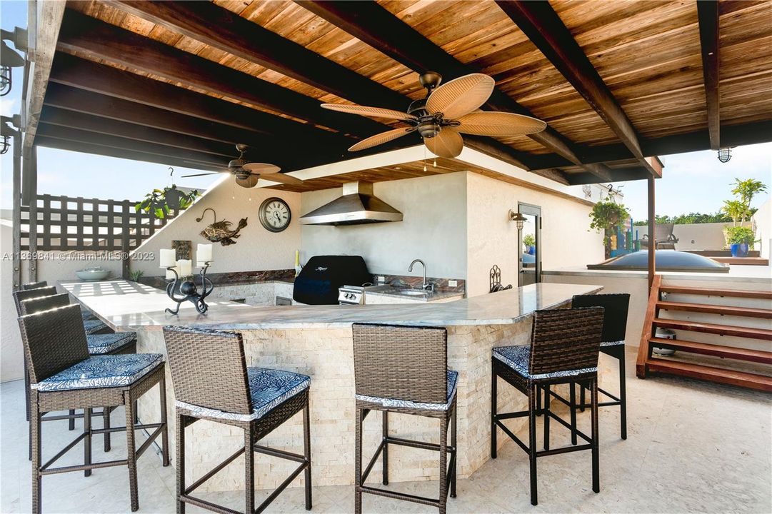 Vendido Recientemente: $1,845,000 (4 camas, 4 baños, 4591 Pies cuadrados)