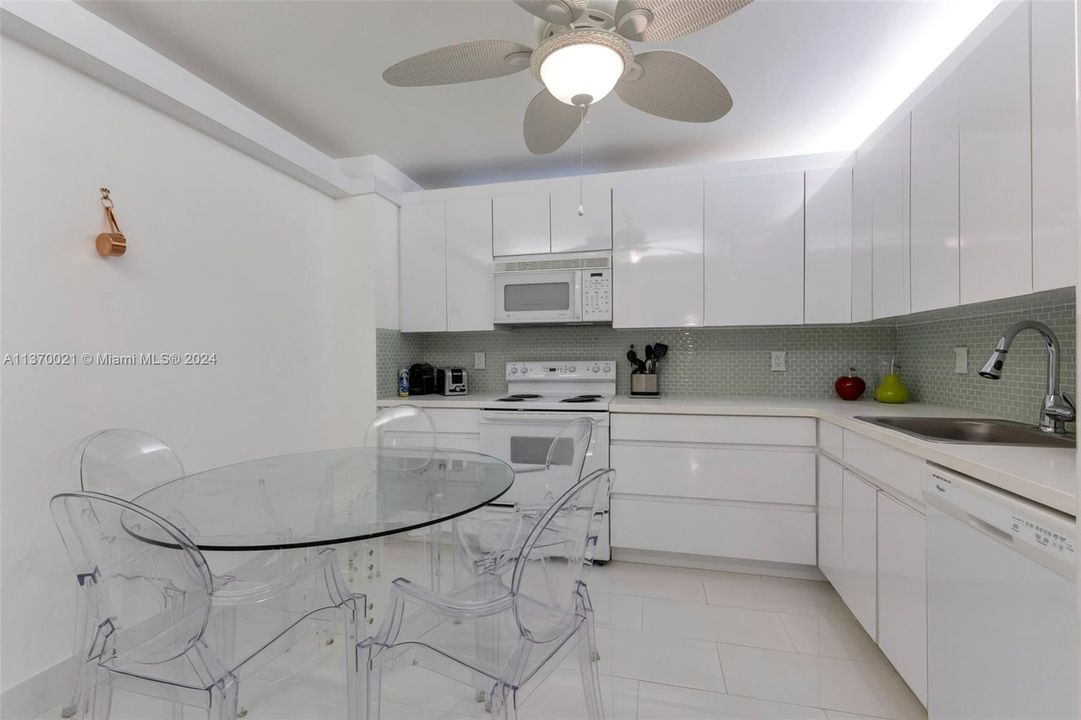 For Sale: $1,200,000 (2 beds, 2 baths, 1388 Square Feet)