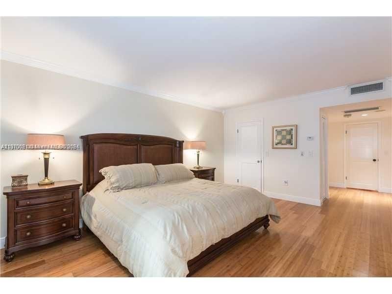 For Sale: $1,200,000 (2 beds, 2 baths, 1388 Square Feet)
