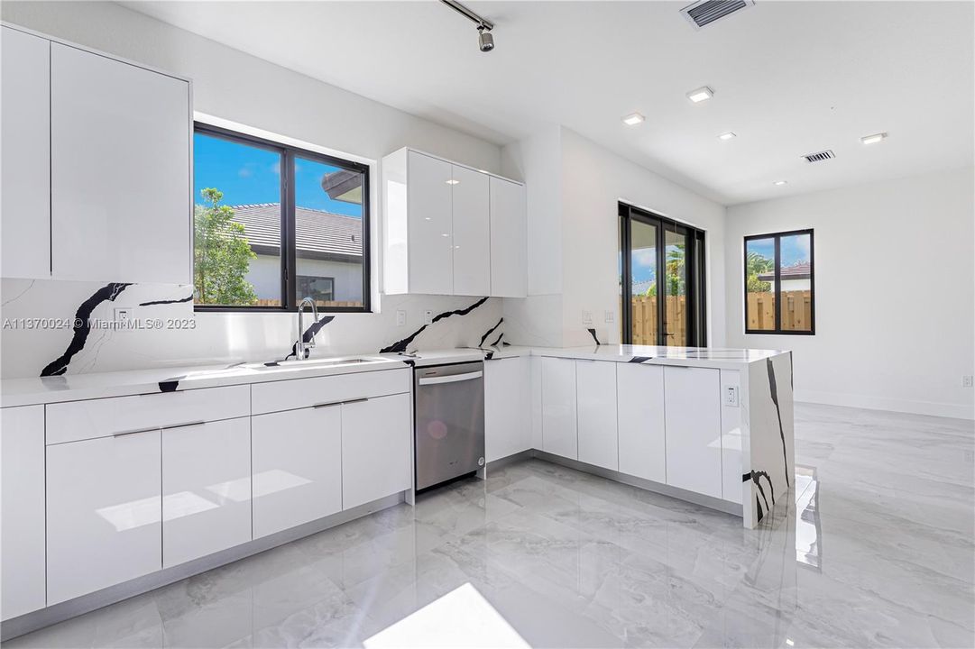 Recently Sold: $1,065,000 (4 beds, 3 baths, 2466 Square Feet)