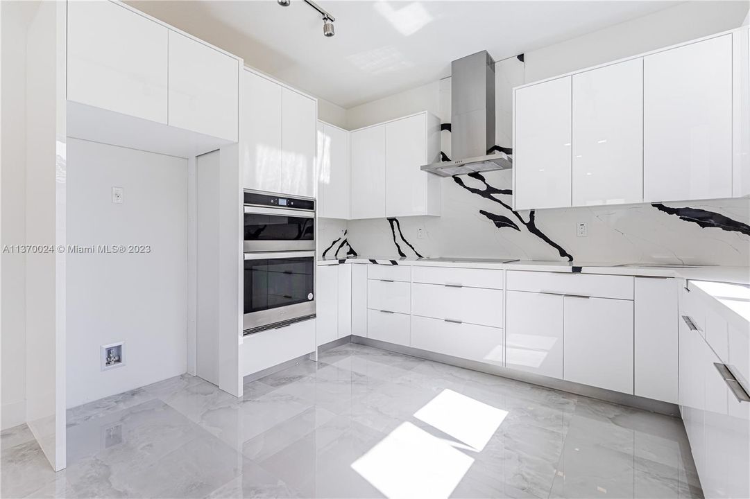 Recently Sold: $1,065,000 (4 beds, 3 baths, 2466 Square Feet)