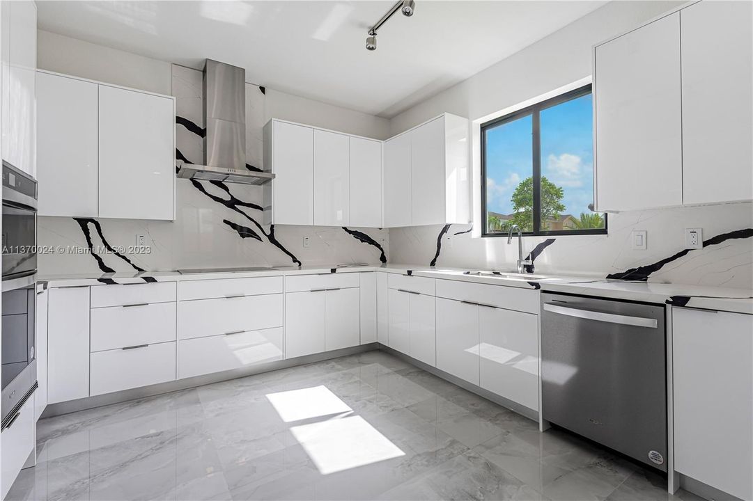 Recently Sold: $1,065,000 (4 beds, 3 baths, 2466 Square Feet)