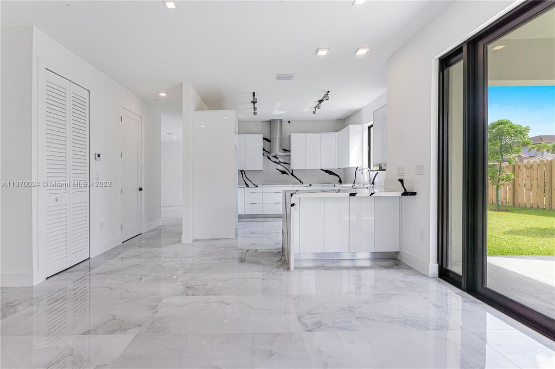 Recently Sold: $1,065,000 (4 beds, 3 baths, 2466 Square Feet)