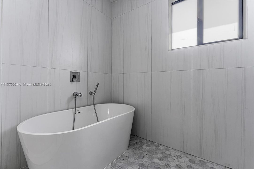 Recently Sold: $1,065,000 (4 beds, 3 baths, 2466 Square Feet)