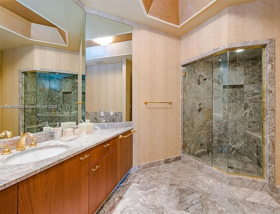 最近售出: $8,000,000 (4 贝兹, 6 浴室, 5690 平方英尺)