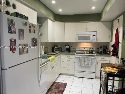 For Sale: $295,900 (1 beds, 1 baths, 762 Square Feet)