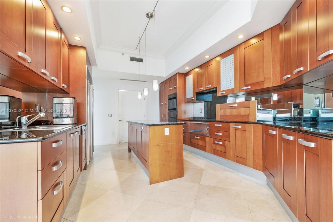 Recientemente alquilado: $12,500 (3 camas, 3 baños, 3165 Pies cuadrados)