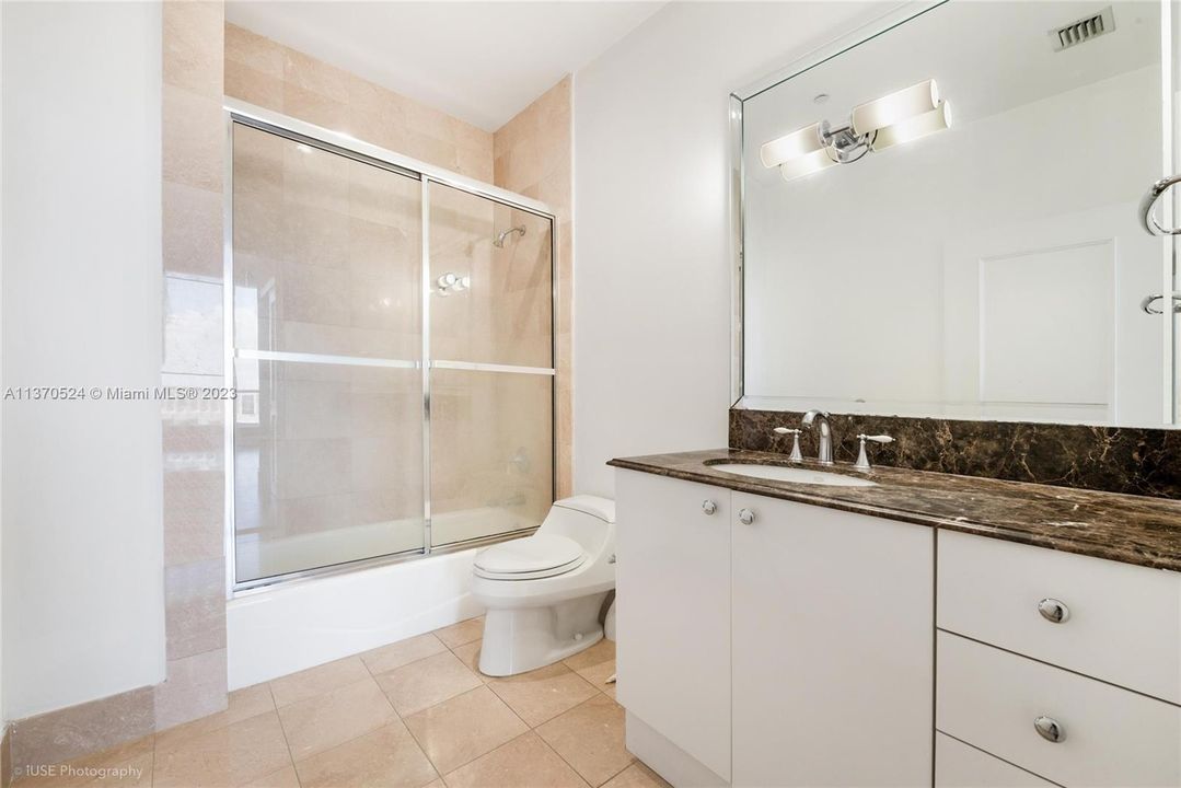 Recientemente alquilado: $12,500 (3 camas, 3 baños, 3165 Pies cuadrados)